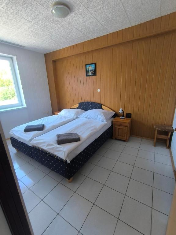 Un dormitorio con una cama grande en una habitación. en Izba 110, en Námestovo