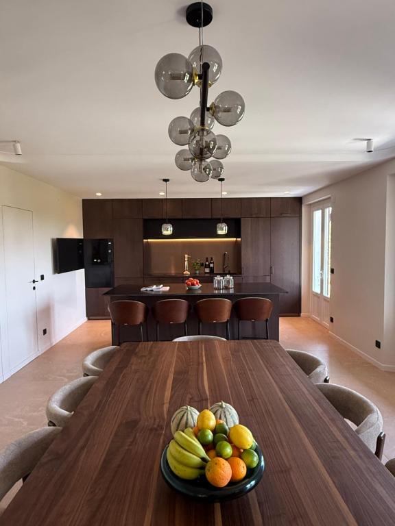 a dining room table with a plate of fruit on it at Montignac Lascaux Home 