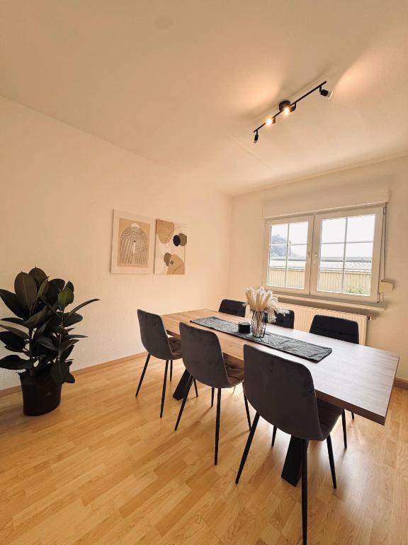 a dining room with a table and chairs at Pfalzliebe Ferienwohnung Emilia in Dahn