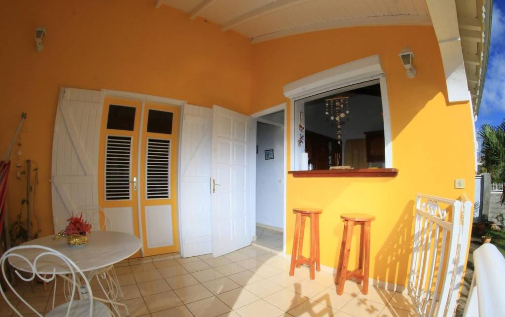 La belle créoleにあるバルコニーまたはテラス