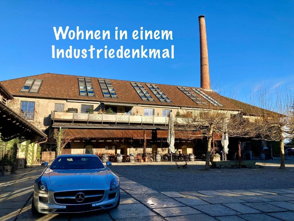 a blue car parked in front of a building at Ferienwohnung Stefanie in Polling