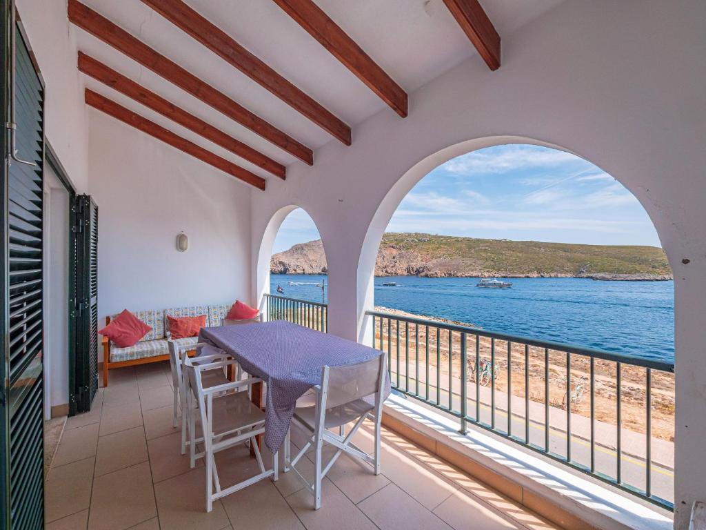 Un balcón con mesa y vistas al mar. en Tramontana 115 P1, en Fornells