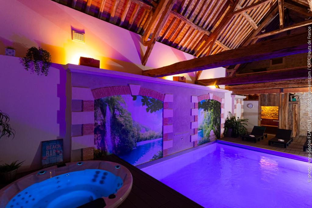 a swimming pool with a tub in a house at CHAMBRES D HÔTES ROMANCE AVEC SPA PRIVATISÉ ! Le LUXE EN TOUTE INTIMITÉ in Doutre