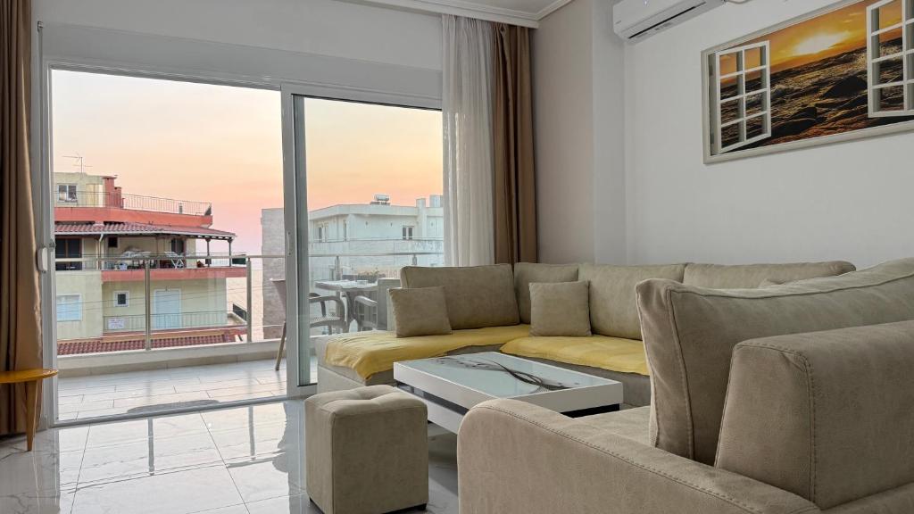 Χώρος καθιστικού στο Orges Apartment - Top-Lage in Saranda mit Balkon und Meerblick