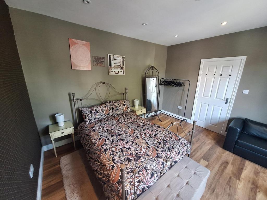 a bedroom with a bed in a room at Walk from East Croydon Train Station in South Norwood
