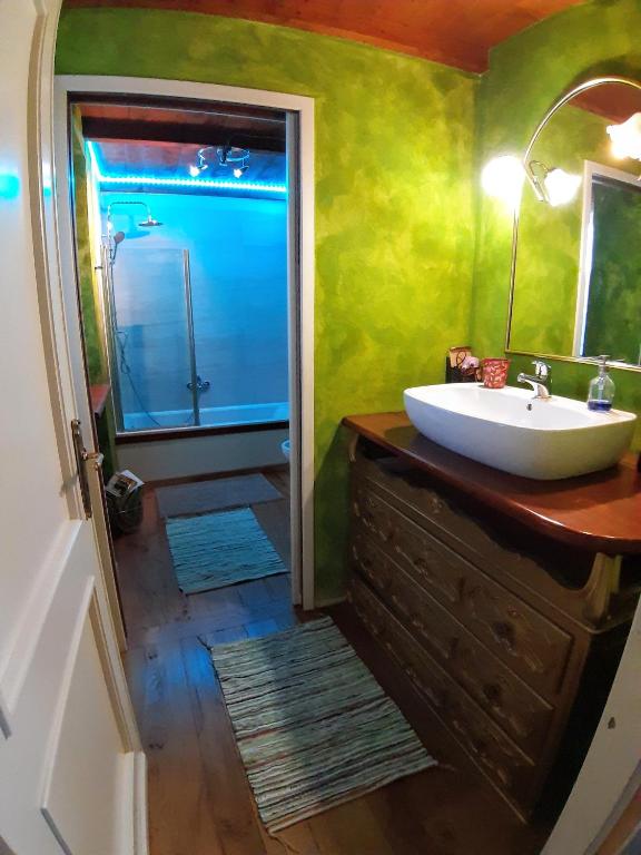 a bathroom with a sink and a shower at Agriturismo Casa de Colores in Moretta