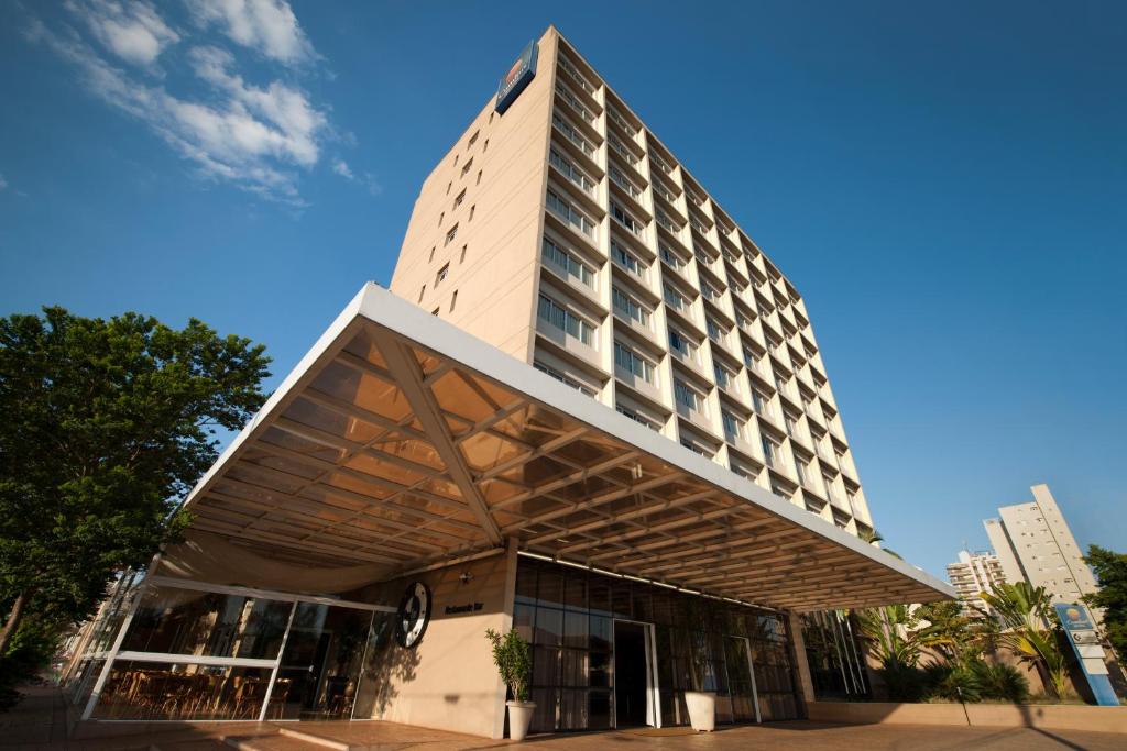 un edificio de hotel con una fachada de pirámide en Comfort Hotel Sertãozinho, en Sertãozinho
