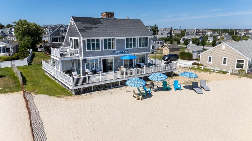 サンドイッチにあるOceanfront Cape Cod House by Rock Propertiesのビーチにある家の航空写真