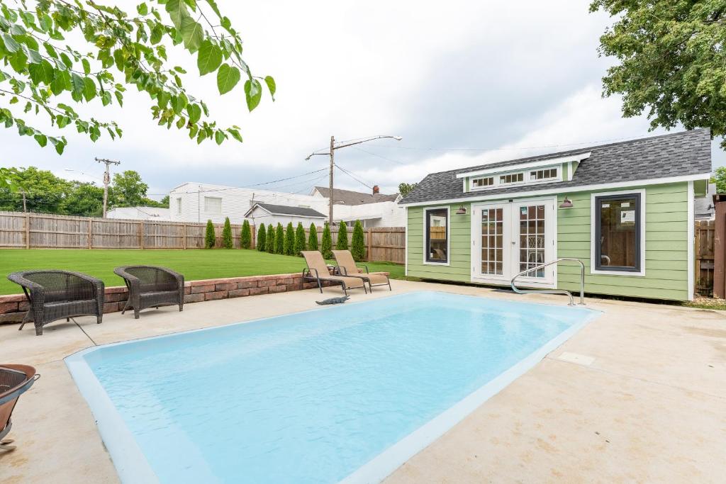 een zwembad in de achtertuin van een huis bij Riverside Bungalow in Nashville