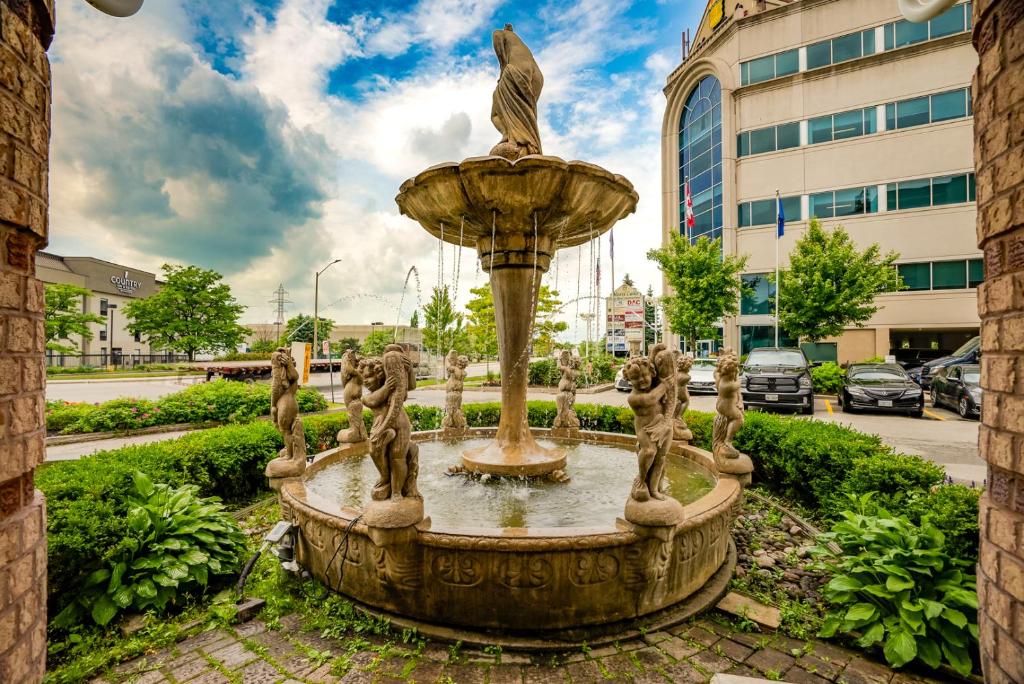 Monte Carlo Inn Airport Suites - Resim 42