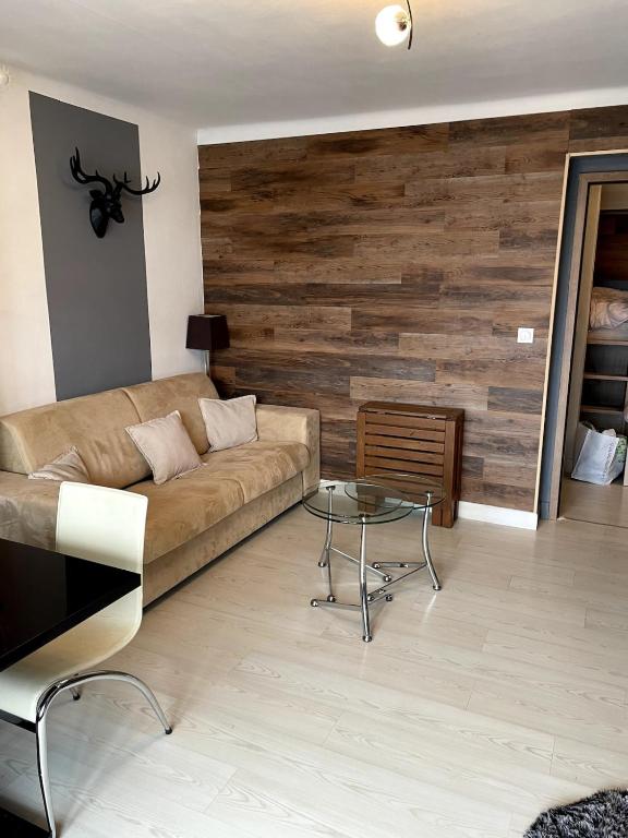 a living room with a couch and a table at Grand 2 pièces ensoleillé in Font-Romeu