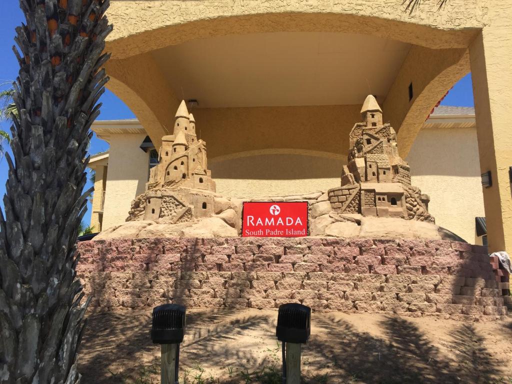Ein Zertifikat, Auszeichnung, Logo oder anderes Dokument, das in der Unterkunft Ramada by Wyndham &amp; Suites South Padre Island ausgestellt ist