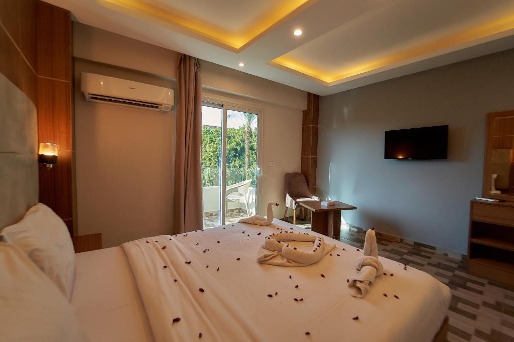 NINE PYRAMIDS VIEW HOTEL