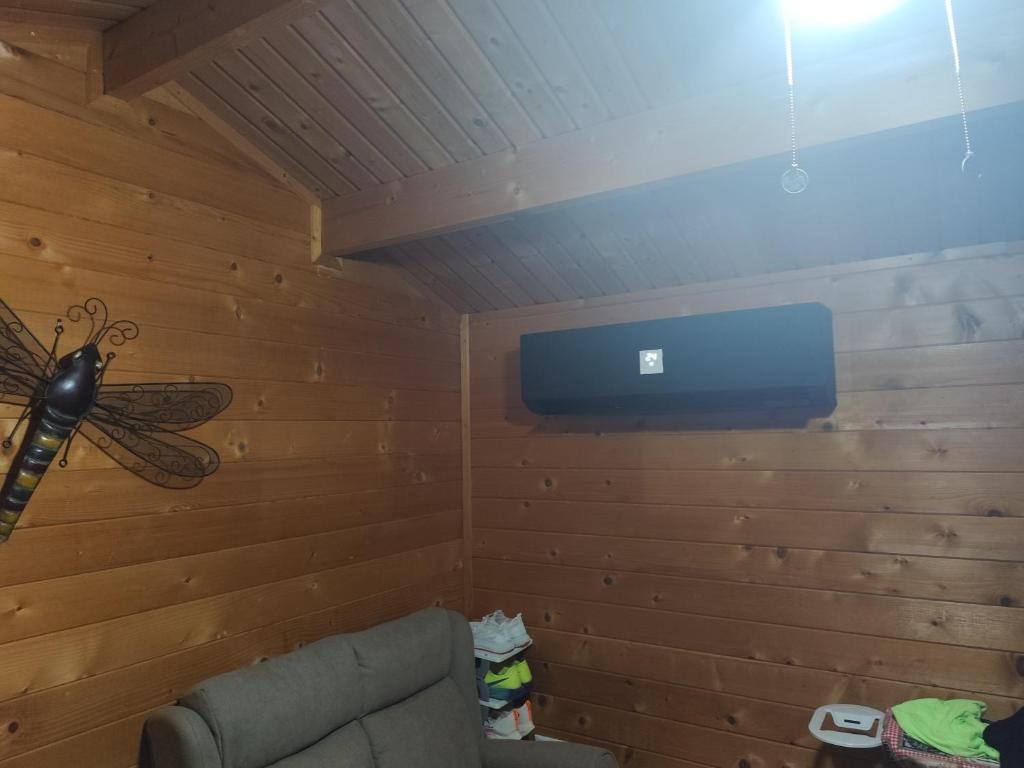 a room with a ceiling with a butterfly on the wall at Casa de madera in Carchuna