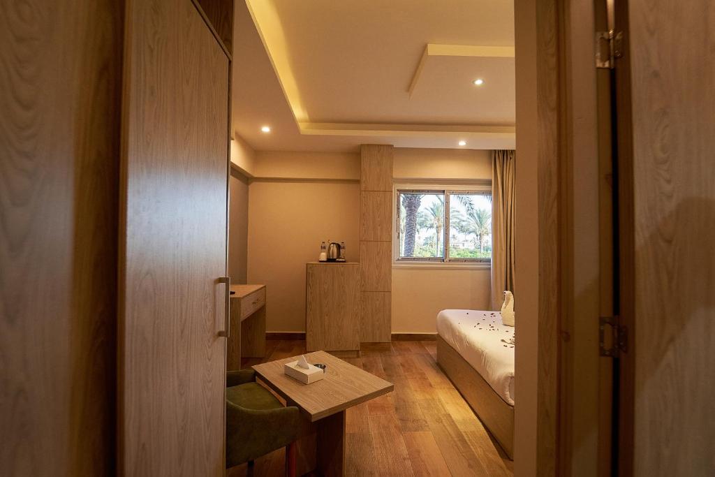 NINE PYRAMIDS VIEW HOTEL