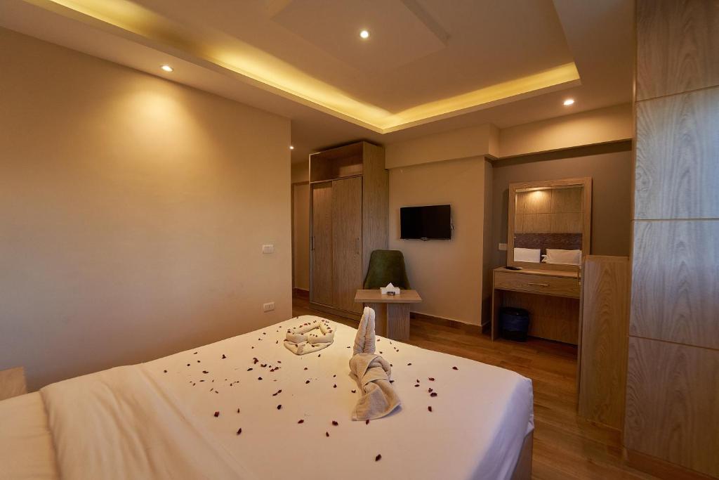 NINE PYRAMIDS VIEW HOTEL