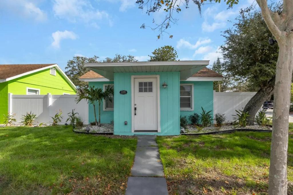una casa con una casa verde y amarilla en Teal Tropical Villa, en Largo