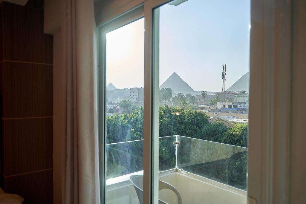 غرفة مع إطلالة INDIVIDUAL BALCONY OR TERRACE WITH S