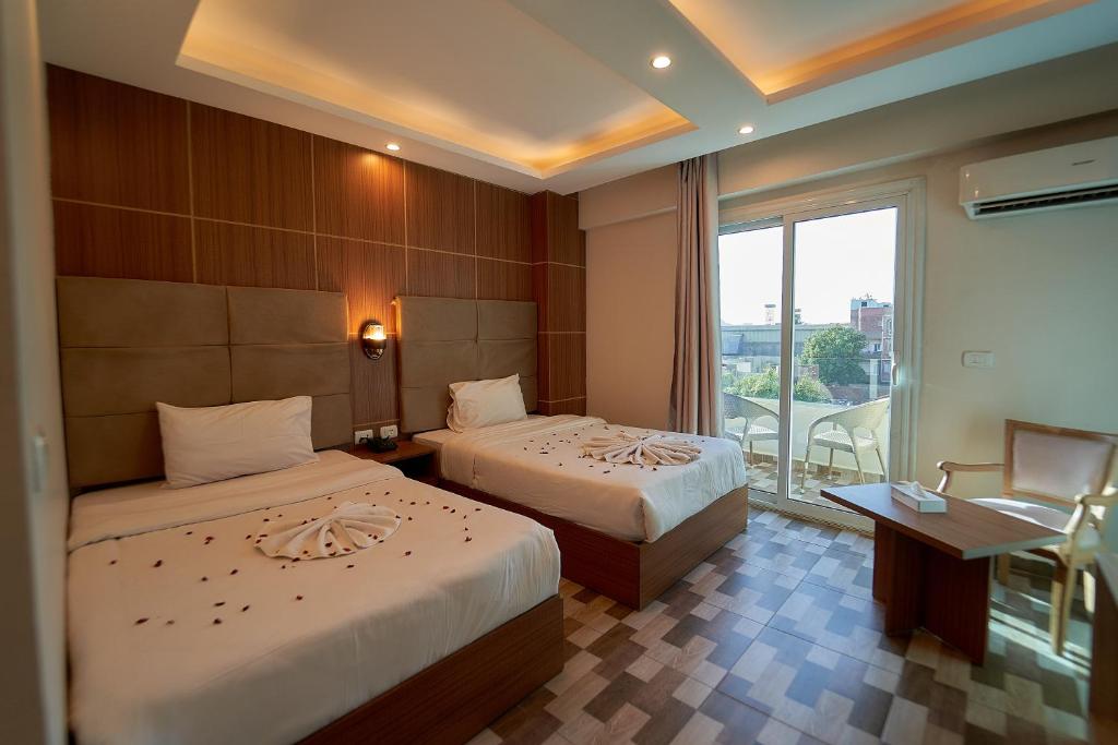 غرفة مع إطلالة INDIVIDUAL BALCONY OR TERRACE WITH S