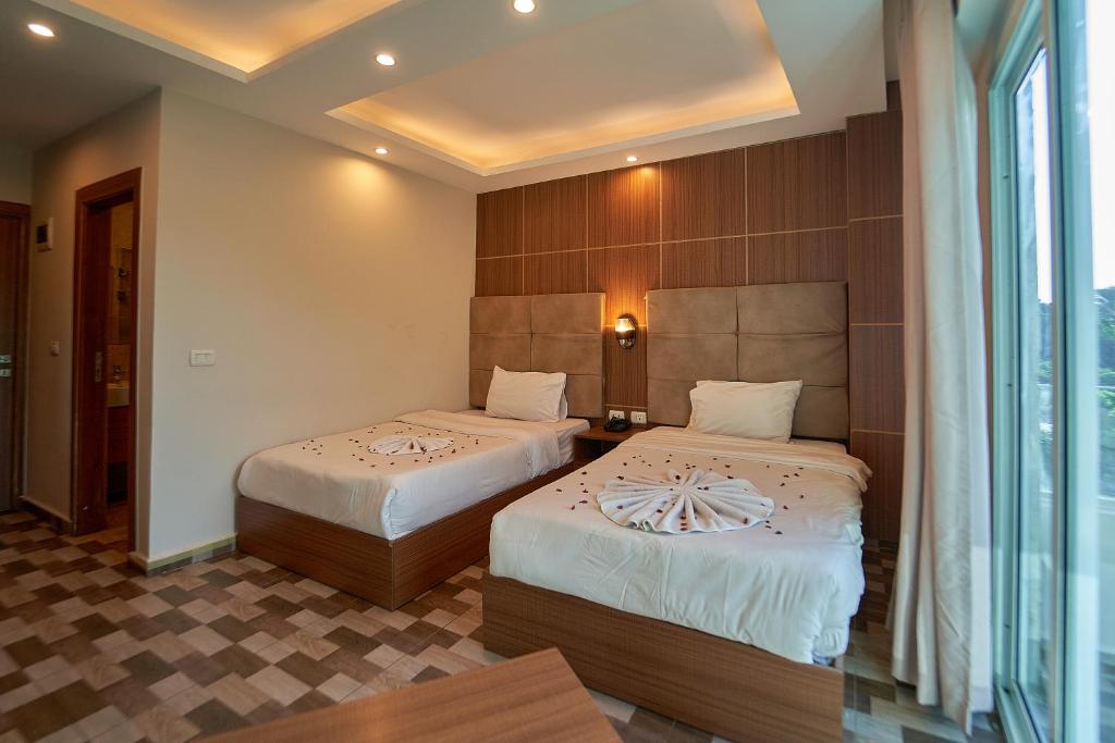 غرفة مع إطلالة INDIVIDUAL BALCONY OR TERRACE WITH S
