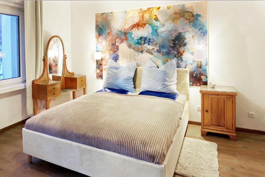 Hotel Ankommen und wohlfühlen! 104 qm in Altstadt-Nähe, a bedroom with a bed with a painting on the wall at Ankommen und wohlfühlen! 104 qm in Altstadt-Nähe in Dresden