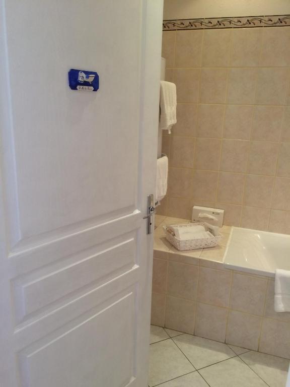 Logis Hôtel Restaurant Le Clos des Capitelles - Triple Room