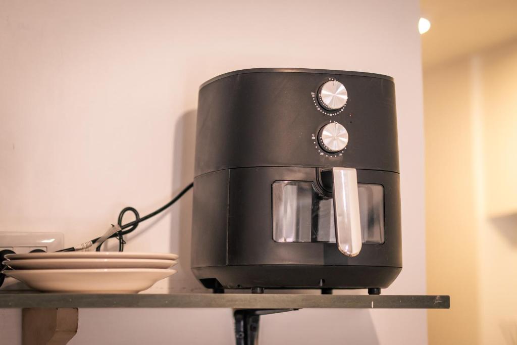 eine schwarze Kaffeemaschine auf einem Tisch in der Unterkunft Numá Lior Departamentos - Casco Histórico in San Miguel de Tucumán