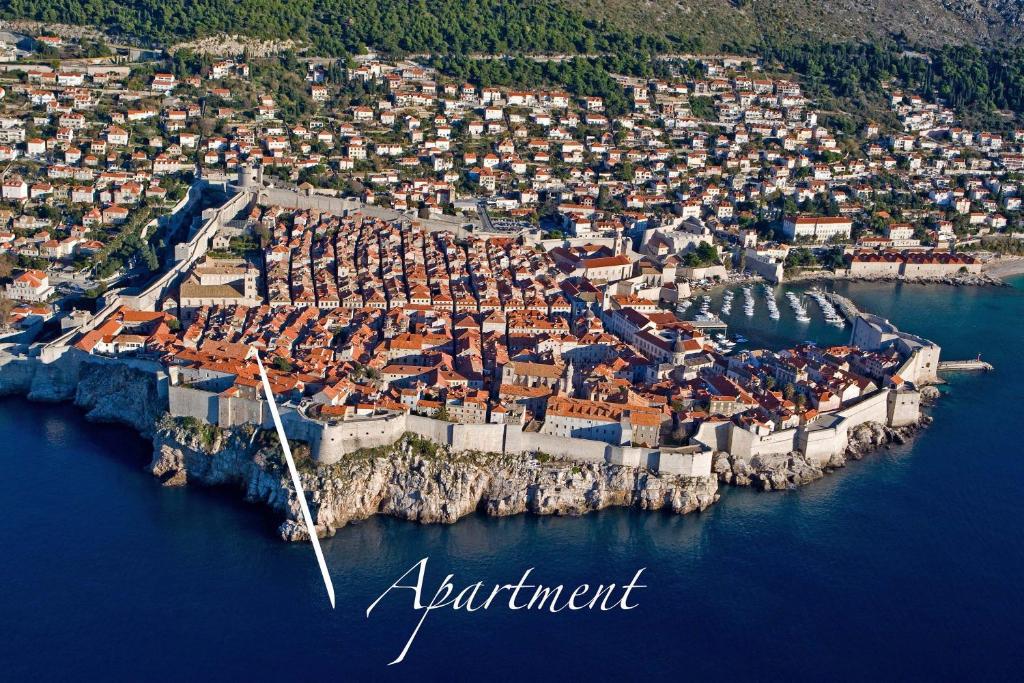 una vista aérea de una isla en el agua en Studio Amore en Dubrovnik