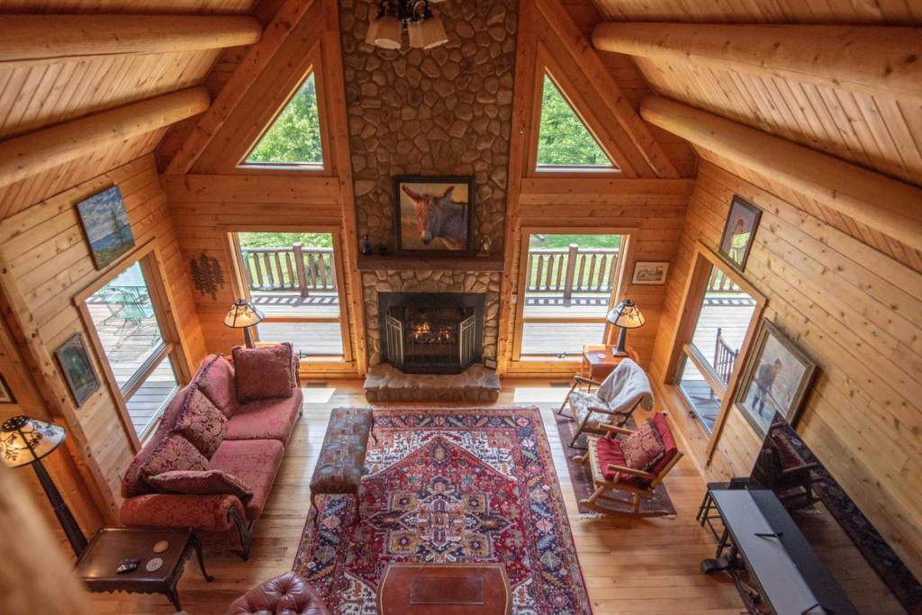 Posezení v ubytování VIEWS, Fire Pit, Dogs Welcome, Fenced Yard! Close to New River Outfitters!
