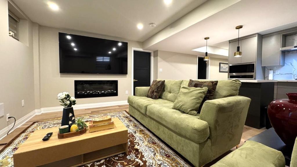 Una sala de estar con un sofá y un televisor. en Luxury 2-Bedroom Designer Suite Richmond Hill Lake Wilcox, en Richmond Hill
