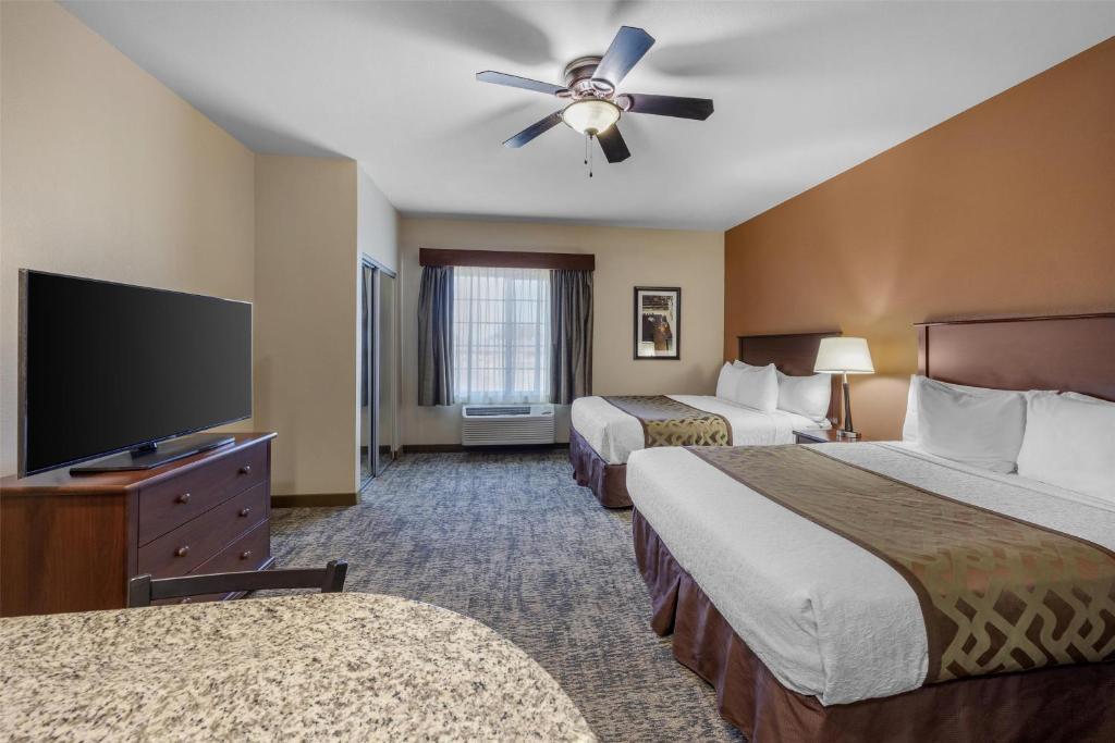 Best Western North Edge Inn - Queen Room With Two Queen Beds And Kitchenette