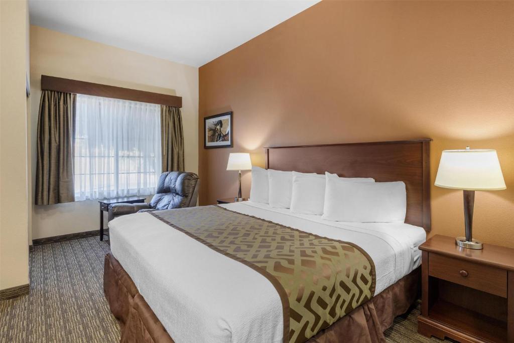Best Western North Edge Inn - King Room With Kitchenette