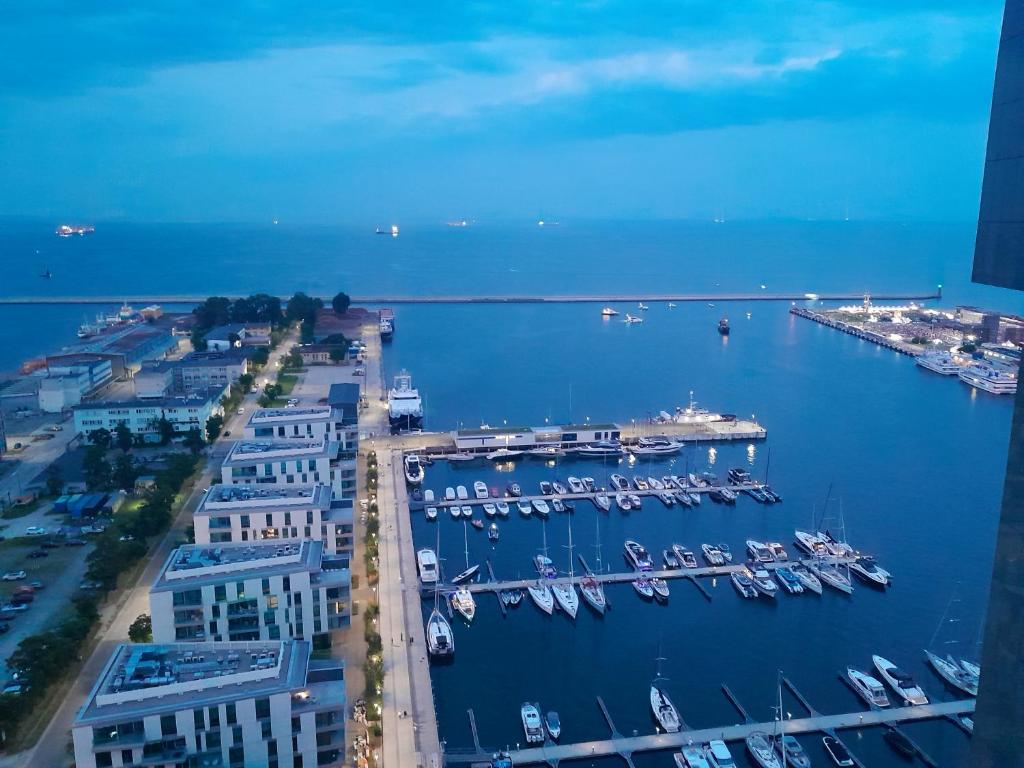 eine Luftaufnahme eines Yachthafens mit Booten im Wasser in der Unterkunft Sea Towers! SKY PENTHOUSE! Panoramic SEA & CITY VIEWS from Glass Corner TRIANGLE! 28 TOP Floor! Terrace! Short & Long Stay! Parking! Sailing in the heaven feels like a King! in Gdynia
