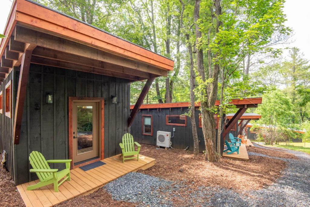 Κήπος έξω από το 1 Mile to Downtown West Jefferson Camping Cabin #7