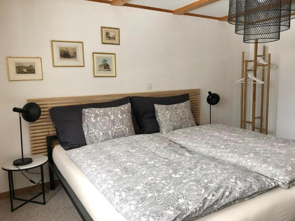 Postel nebo postele na pokoji v ubytování The absolute BEST View in Lauterbrunnen