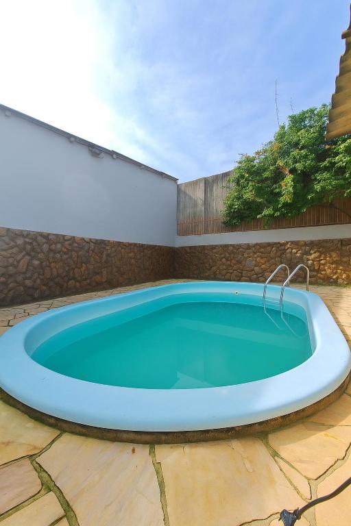 a large swimming pool in a yard with at Casa Espaçosa 3quartos Piscina Churrasqueira Estacionamento in Canoas