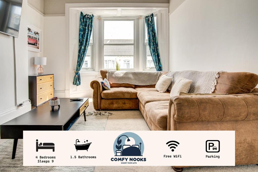 ein Wohnzimmer mit Sofa und Tisch in der Unterkunft Flat Sixteen in Redcar