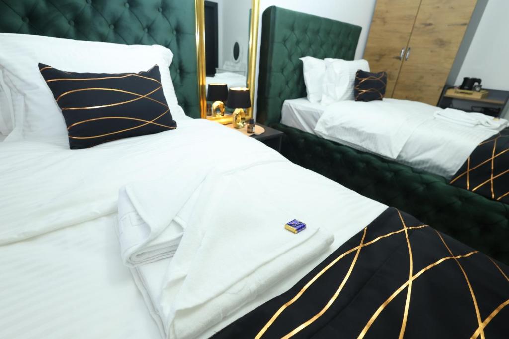 Golden Hill Palace - Chambre Quadruple Avec Terrasse