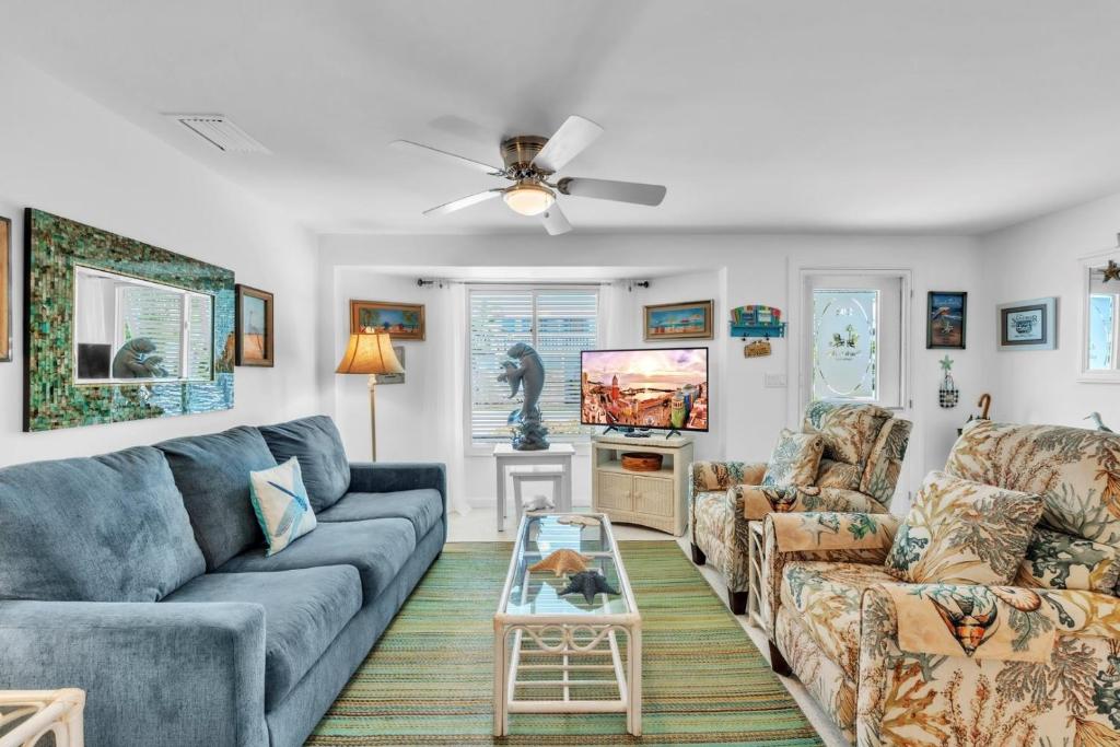 Televiisor ja/või meelelahutuskeskus majutusasutuses Beach N Bay 204 villa