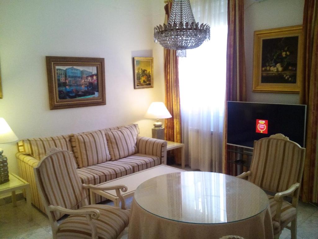 uma sala de estar com uma mesa e um sofá em Atocha Palace em Madri