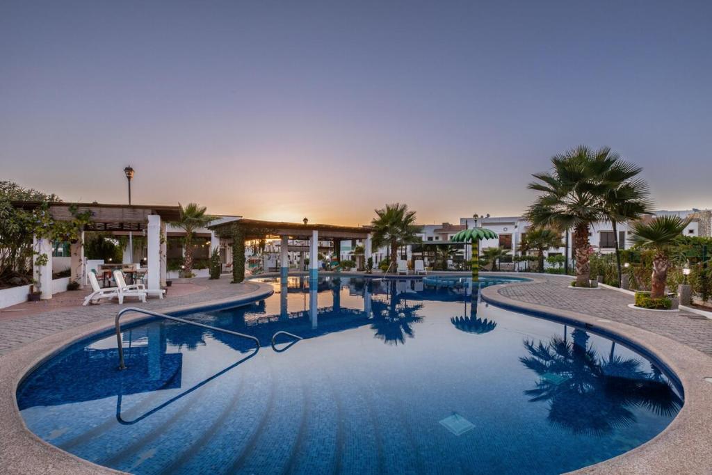 Bazén v ubytování A residence with 4 bedrooms in a private community with a swimming pool nebo v jeho okolí