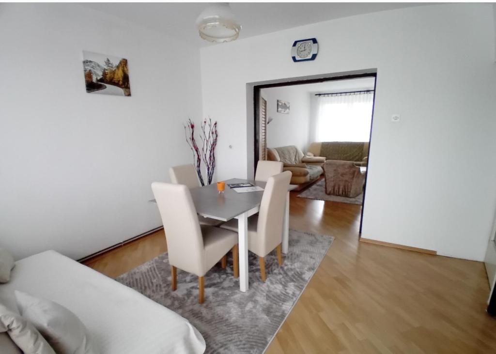 a dining room with a table and chairs at Stan na dan MIKI M -TESLIC in Teslić