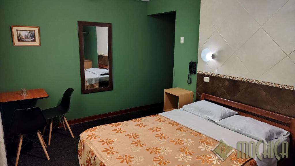 Ένα ή περισσότερα κρεβάτια σε δωμάτιο στο Hostal Residencial Mochica