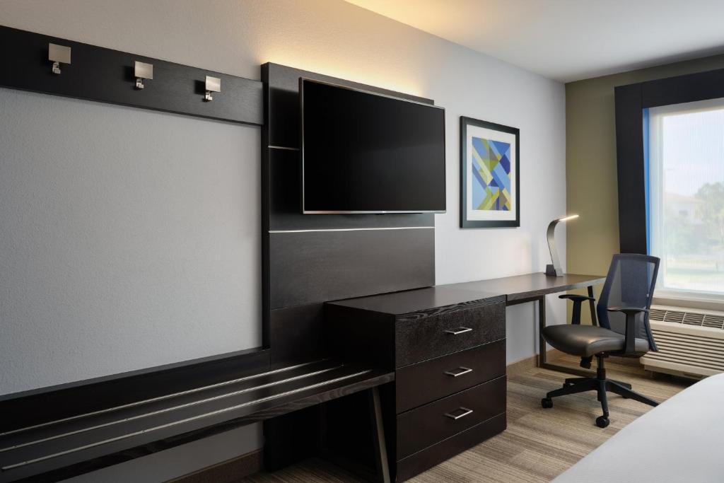 Holiday Inn Express & Suites Brunswick by IHG photo