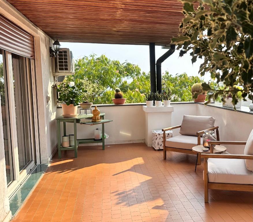 a balcony with a table and chairs and a window at La casetta bellevue suite in Torre del Greco