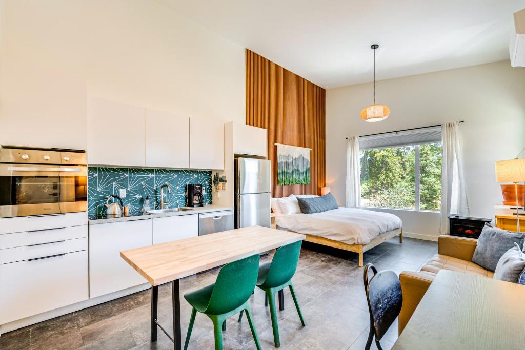 パークシティにあるSki, Hike and Bike Modern Park City Studioのテーブルと椅子のあるキッチンとリビングルーム