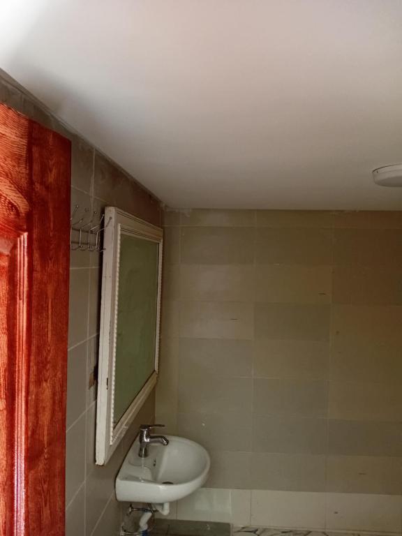 un baño con lavabo y espejo en Gite Berber Home, en Azal