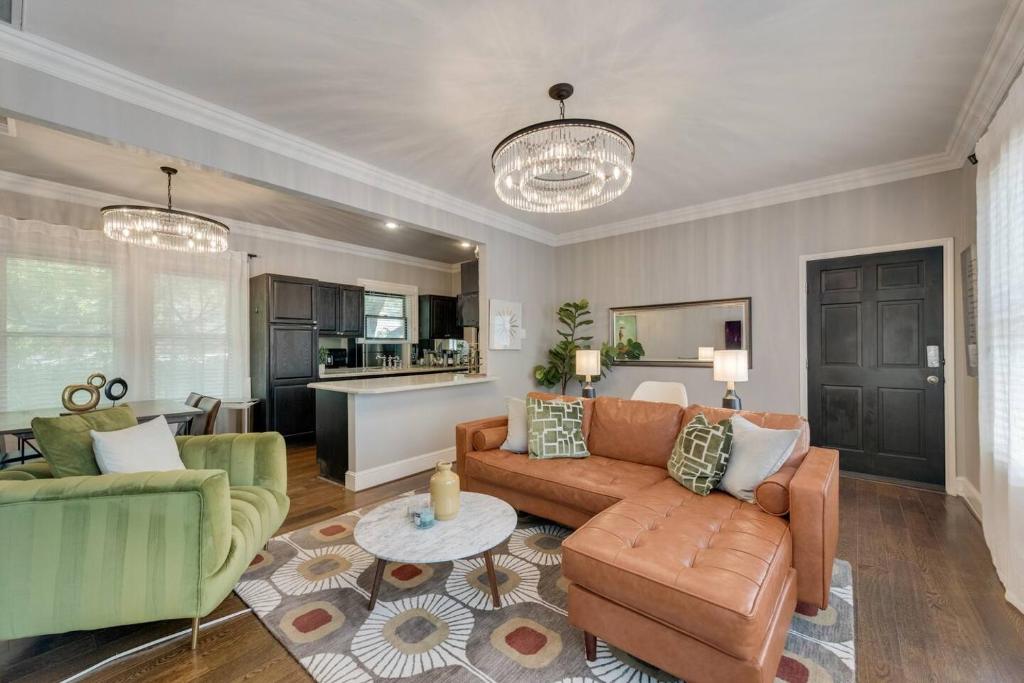 Ruang duduk di Sophisticated King Suite In Dallas - Swiss Ave