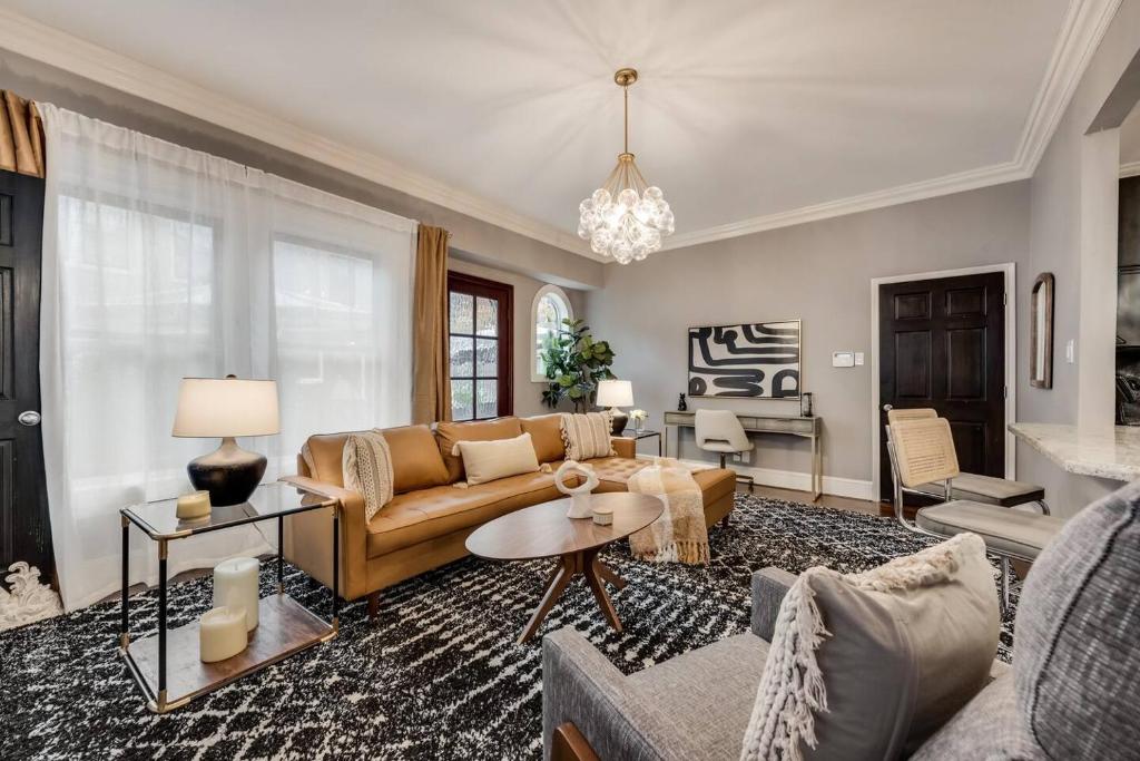 un soggiorno con un divano e un tavolo di Bright 1BR Condo w Balcony Dallas Extended Stay a Dallas