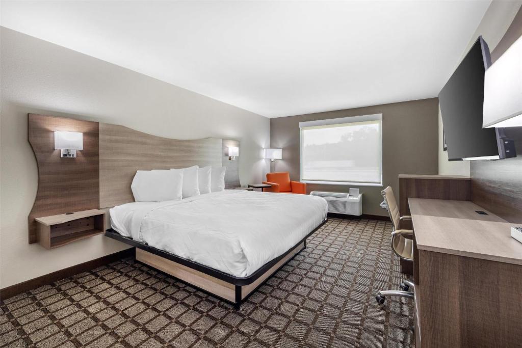 a hotel room with a bed and a desk at Best Western Manchester in Manchester